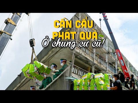 Mang cần cẩu 20 mét phát quà cho chung cư cũ Sài Gòn