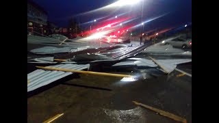 Видео Жесть! Доски! И другие части кровли слетели на дорогу и автомобили! 3 мая. Непогода в Азнакаево. от МЧС Татарстана, Альметьевский тракт, Азнакаево, Россия