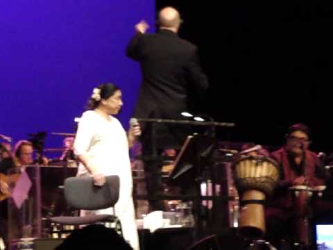 Asha Bhosle live in Holland. Raat akeli hai