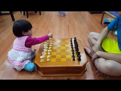 Bố dạy con gái xếp quân cờ vua trước khi chơi