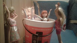 Anna and Elsa Switch Bodies Part 1!