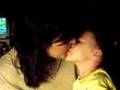 EL GRAN BESO DE UNA MADRE