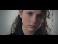 Margaret Island - Egy lány sétál a domboldalon (HIVATALOS VIDEOKLIP)