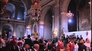 Procesiones de estructuras colosales llevadas a cuestas