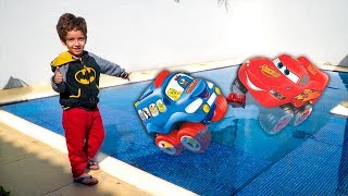 Afunda ou Boia na Piscina com Brinquedos do Carros vs Galinha Pintadinha