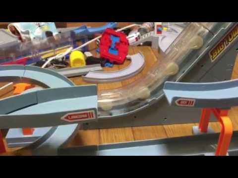 トミカ びゅんびゅんサーキットタワー 連結！面白い瞬間！Tomica Byun Byun Circuit Race Track Playset 説明 遊んでいると どうしてもそのうちどこかで止まってしまう トミカ 清掃し、 家庭用ワックスをレールに塗り トミカにも。 乾くと快適に走...