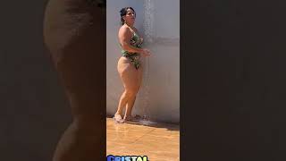 Dançarina Cristal Jóia Rara tomando banho de biquíni