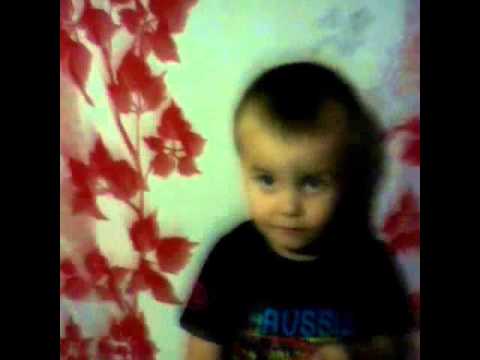 Малыш что-то веселое говорит Малыш что-то веселое говорит