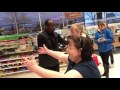 Surprise en train de voler un magasin elle se bat avec le vigile !