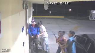 Mujer con rifle en mano lìder del hampa Mujer con rifle en mano lìder del hampa