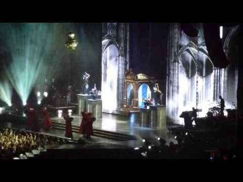 Мадонна и парни на каблуках на концерте в Киеве (04.08.2012)
