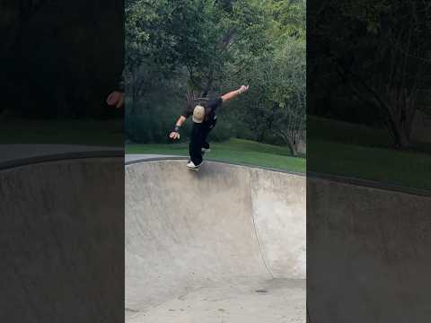 🇿🇦 Brandon Valjalo Mellow Cruise At This Fun-Looking Skatepark In South Africa!