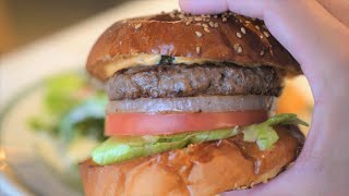 Amerikan Yemeği - En İyi Hamburger ve Sığır Peynirli Sandviç Osaka, Japonya / Am