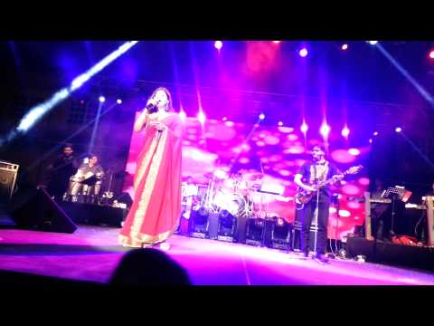 Alka Yagnik - Aisi Deewangi (Deewana) Live in Trinidad