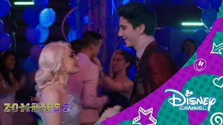 ZOMBIES 2: clip - One For All | Disney Channel Oficial