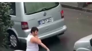 Arabalara Hareket Çeken Adam Türkiyede Sıradan Bir Gün