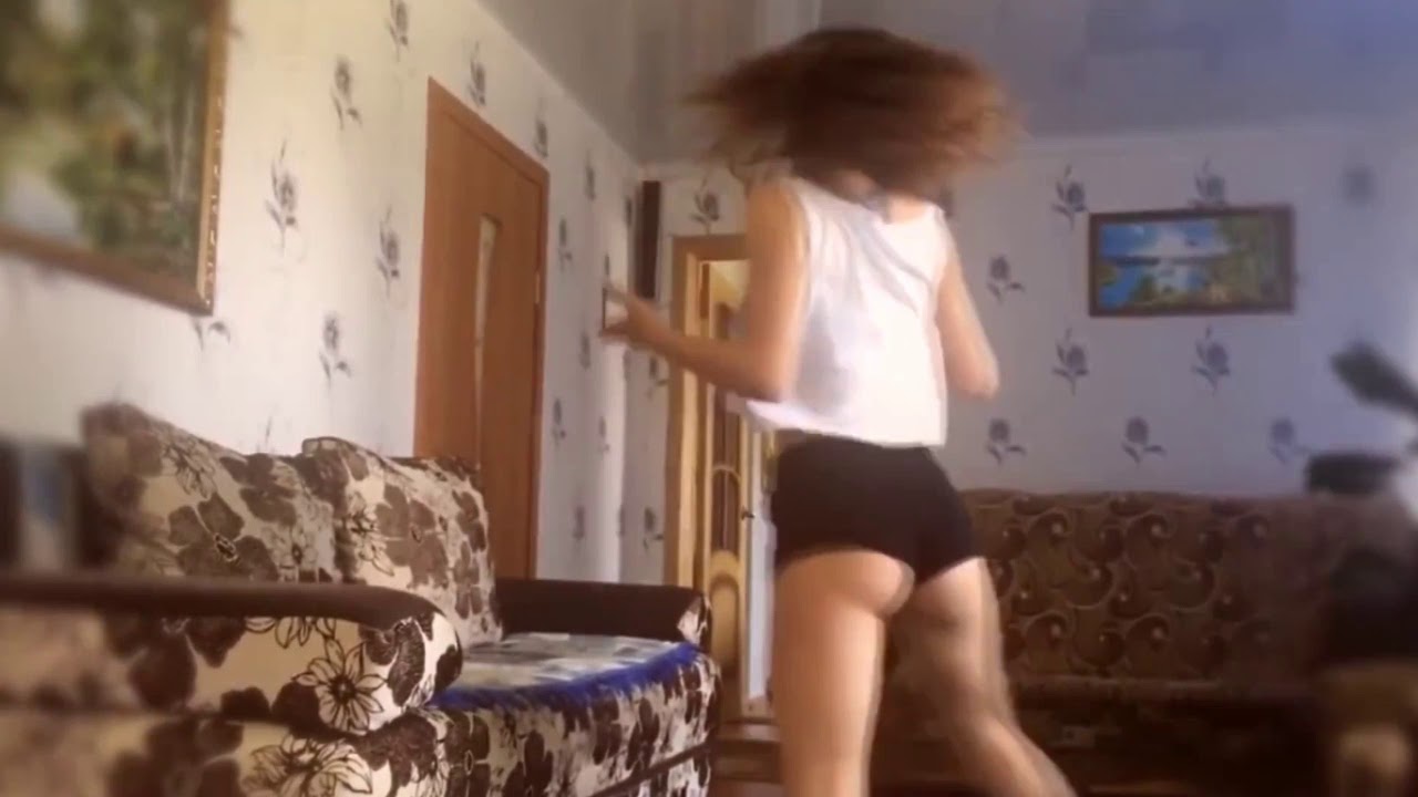 Студентка танцует в спальне