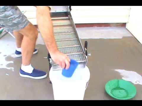 magnetic sluice box "GolDymium Sluice Box" in action in arizona