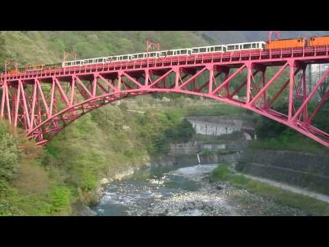 宇奈月温泉山彦橋を渡るトロッコ電車