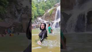 PUTERI SARI MANDI AIR TERJUN