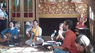 Cantar Gayatri Mantra - Kirtan en el Hindustani Palace Chile.