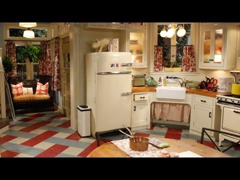 HOT IN CLEVELAND Exclusive Set Tour! - QUIET ON THE SET