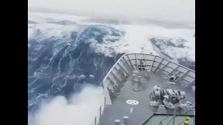 Antartika Dev Dalgalar Arasınde Seyahat Eden Gemi