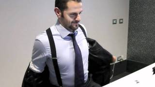 Esercizi da fare in ufficio - estensori delle gambe -