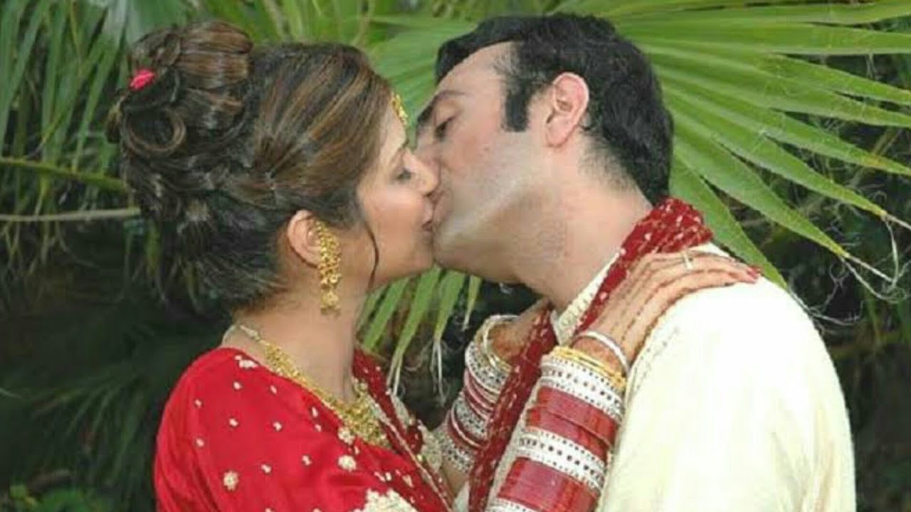 Indian couple kissing fucking
