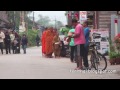พระบิณฑบาตและตักบาตรยามเช้าที่เชียงคาน  morning food offering to monks Chiang Kan Thailand