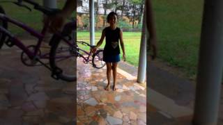Mina Loka Dando Sarrada Na Chuva