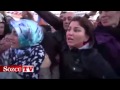 Arkadan Dürtüyorlar - Başbakan Erdoğan hediye dağıtırken kadınlara şok taciz