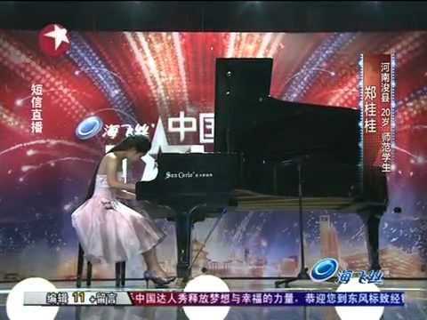Girl play piano with no finger on one hand