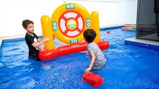 CRIANÇAS BRINCANDO com BOLA ao Alvo Gigante na Piscina - Paulinho e Toquinho