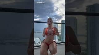 Blonde Y Savannah Bond Showing Off Her Curves