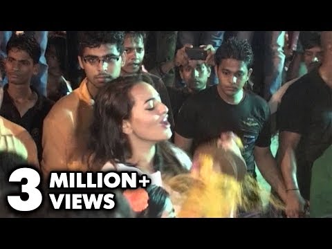 Sonakshi Sinha Dances At Salman Khan Ganpati Visarjan 2013 -...