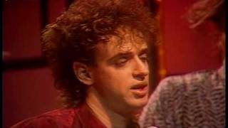 Watch Soda Stereo Observandonos satelites video