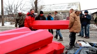 Пленные «киборги» погрузили мертвых «киборгов» которых отдали украинской стороне