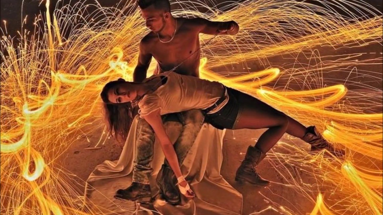 Обнаженные Танцы С Огнем