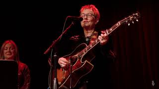 Watch Eliza Gilkyson Through The Looking Glass video