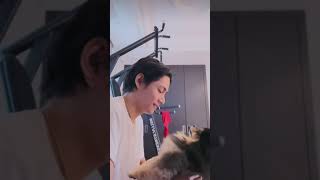 Not Taehyung putting Yeontan whole head in his mouth😂#bts #v #taehyung #btsarmy