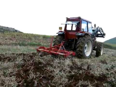 Trattore Fiat 8090 DT in lavorazione di rippatura terreno Trattorista