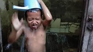 Si Bocil Mandi Bikin Ngakak.vidio Lucu Terbaru