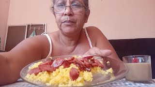 Cuscus Com Calabresa Frita E Cafe Com Leite Delícia De Café Da Manhã