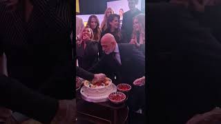 Dikey Dizi Yeni Nesil Ailenin Ekibi Galada Önce Pastayı Süsledi, Sonra Kesti