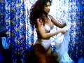 Gloria Trevi vistiendose