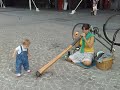 Agustina Mosca playing the didgeridoo & my doughter Maya with many questions ;-)