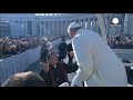 Video: Papa Francesco invita un amico a fare un giro sulla Papamobile