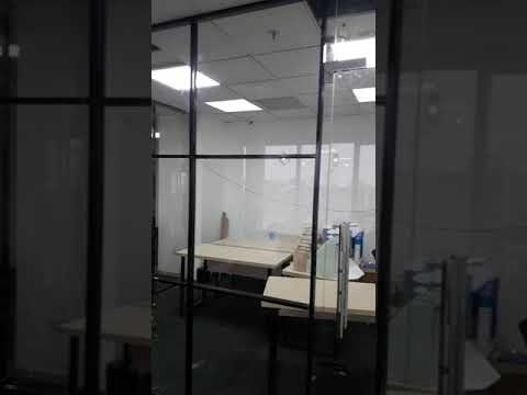 Thi công vách kính cường lực trang trí khung sắt tạo điệm nhấn cho không gian văn phòng