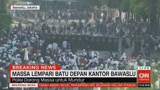 Kondisi Terkini Gedung Bawaslu: Massa Merangsek Masuk Lewati Tameng Petugas